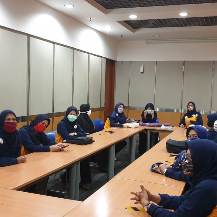 JICTIndonesia's tweet photo. Penyerahan Bantuan Dana Operasional secara simbolis dari Manager PR dan CSR kepada Ketua Perhimpunan Guru PAUD binaan CSR JICT. 
.
.
#TerimakasihGuru #IndonesiaPintar #CSRJICT #jict #BersatulawanCovid19 #Ama21ng #JICTSehatIndonesiaKuat https://t.co/88gRP7Qsxn
