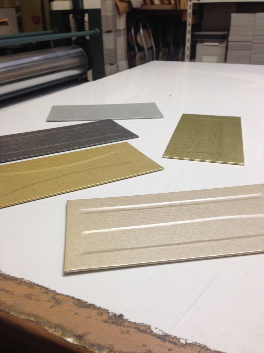 三原 美奈子 On Twitter 印刷expoで三たび貼箱担当になった私は 貼箱でのデボス表現 に挑戦 くるみ紙と芯紙の間に 任意の形に抜いた紙を貼りつけ 紙の凹凸でデボス表現ができないかと 段差がありすぎると紙が浮くけど 薄すぎると認識できない Tbt 印刷expo