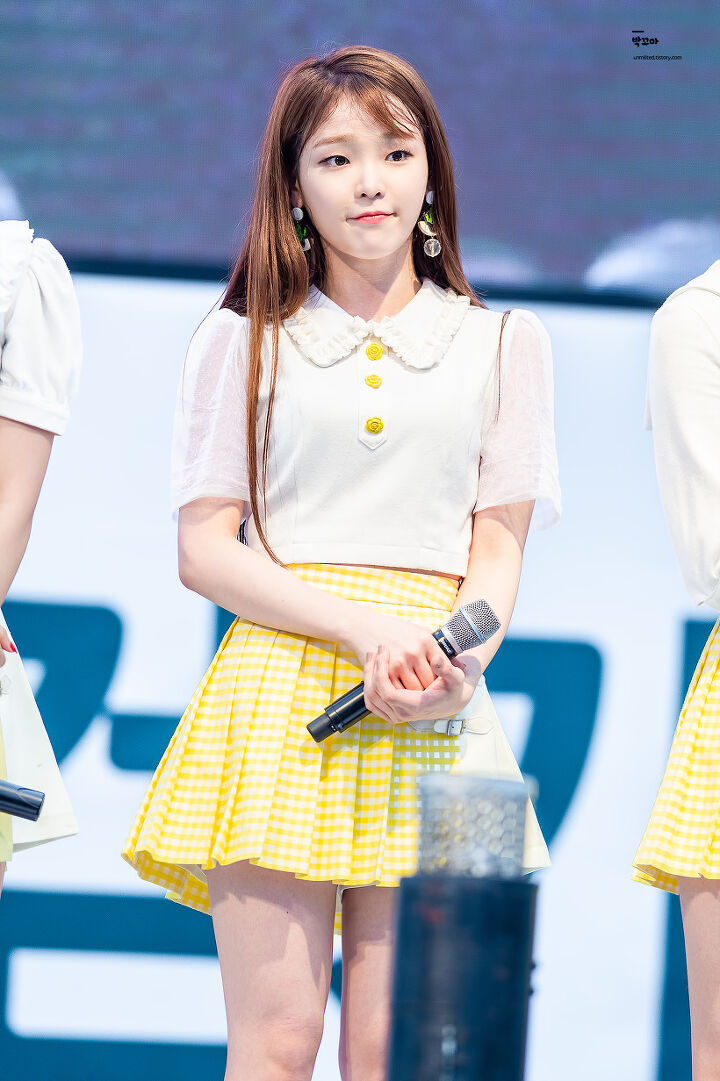 seungheehour's tweet photo. seunghee in yellow 💛 https://t.co/5Mo0n5ocGN