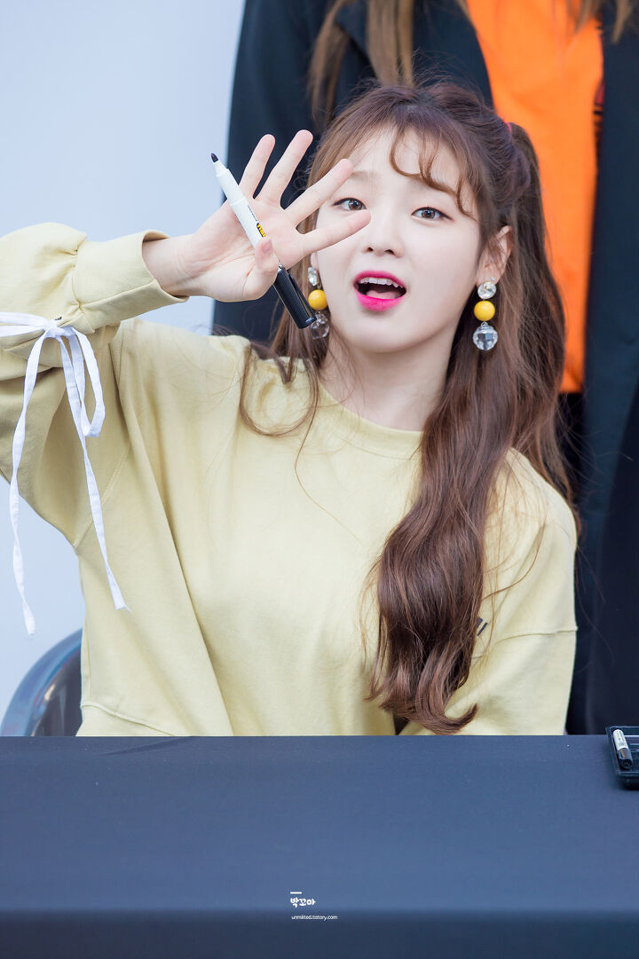 seungheehour's tweet photo. seunghee in yellow 💛 https://t.co/5Mo0n5ocGN