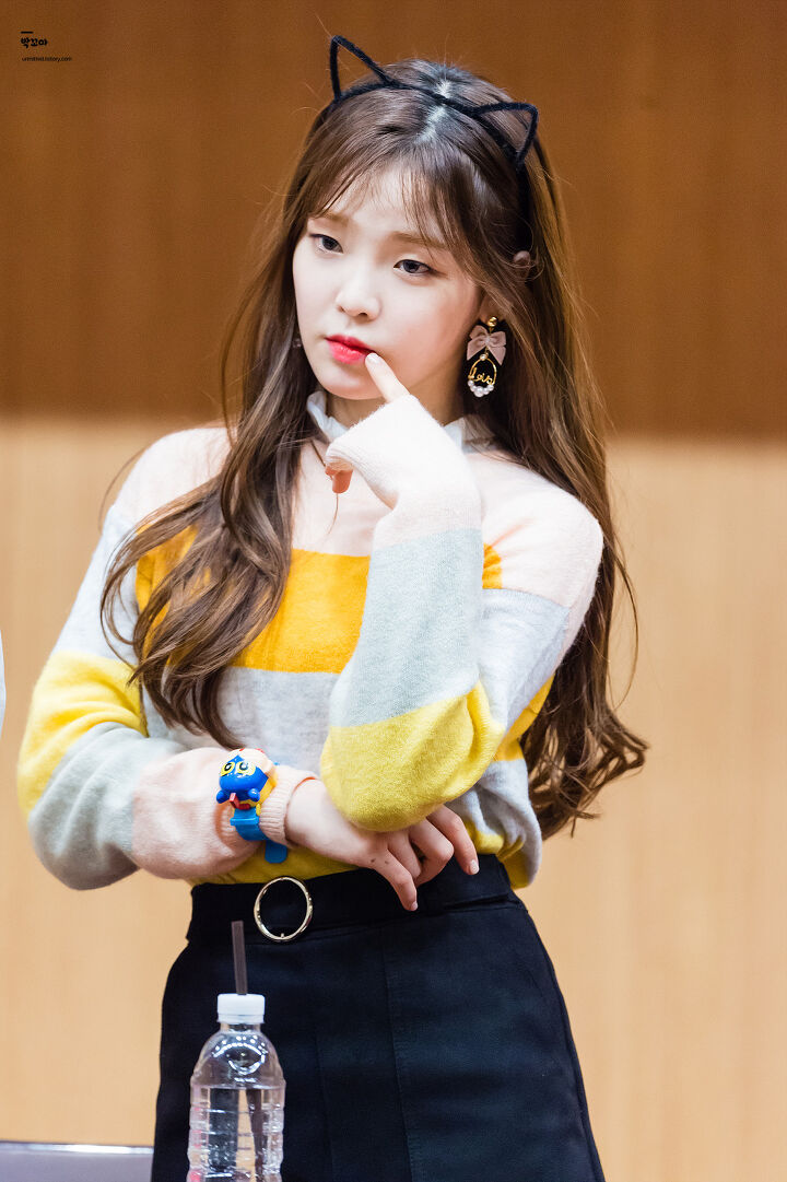 seungheehour's tweet photo. seunghee in yellow 💛 https://t.co/5Mo0n5ocGN
