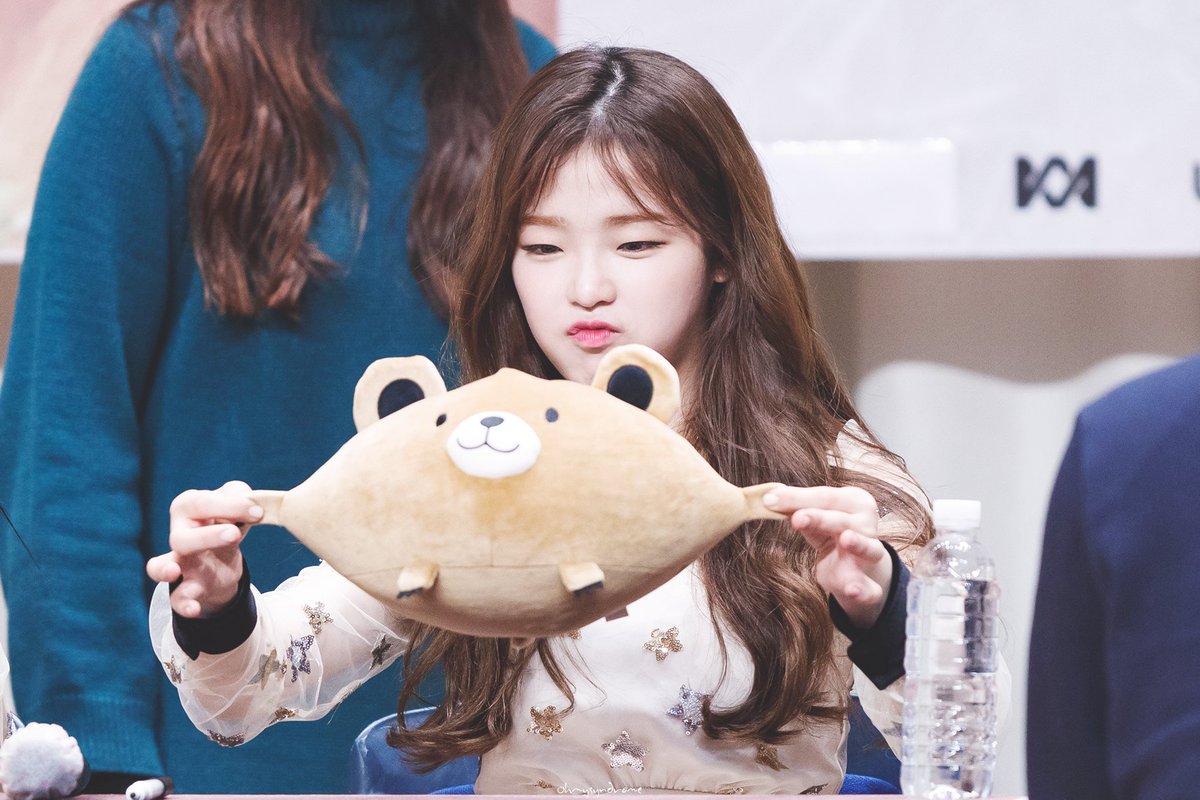 seungheehour's tweet photo. seunghee acts extra squishy at fansigns https://t.co/hBY2spJb0B
