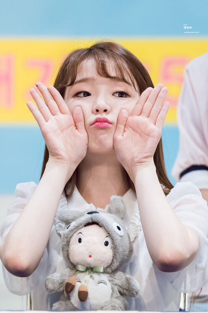 seungheehour's tweet photo. seunghee acts extra squishy at fansigns https://t.co/hBY2spJb0B