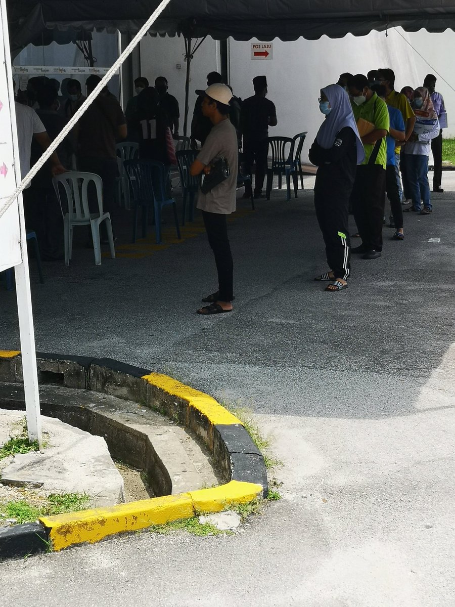 faridsulaiman's tweet photo. Ramai beratur di Pejabat pos besar Shah Alam. Patitlah saham Pos naik menggila https://t.co/nAeMKOFXL8