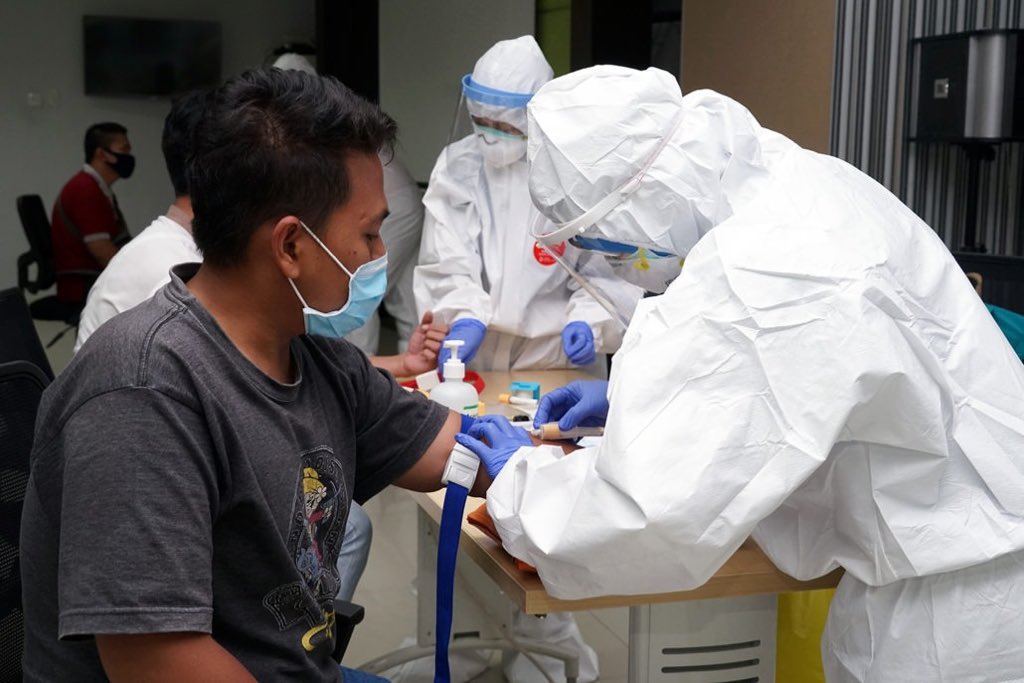 pt_pmli's tweet photo. Pada tanggal 5 Mei 2020 PT PMLI bekerja sama dg Rumah Sakit Pelabuhan melakukan rapid test ke-2 kepada 20 orang pegawai PMLI dengan pengambilan sampel darah. Hal ini dilakukan untuk mengantisipasi kemungkinan adanya paparan Covid-19 setelah melewati masa isolasi 14 hari.
#PMLI https://t.co/PSyobT4bQ4