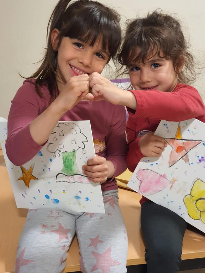 kinderpost's tweet photo. Omdat alle activiteiten tot 1 juni stop zijn gezet, zijn azc’s stiller dan ooit. Onze partner #DeVrolijkheid bedacht een creatieve lockdown: digitale werkwijzen💻 om kunstzinnige momenten🖌 voor kinderen mogelijk te maken. #azc #Crisisfonds https://t.co/TgFLuDROK5