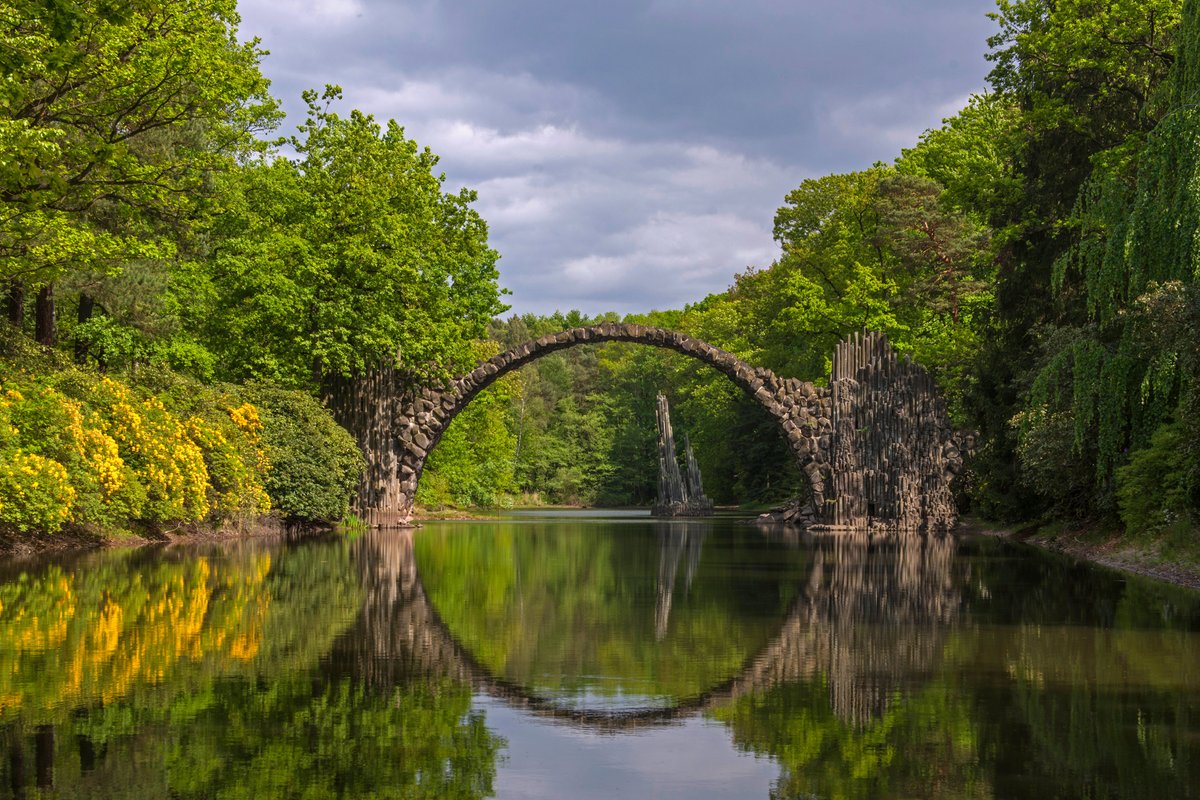 يُعد 'جسر الشيطان' واحدا من الأعاجيب الهندسية الرائعة وأحد الأماكن التي تشيع حولها القصص والأساطير. يتألق هذا الجسر، المبني عام 1860، بهيأته الرائعة عندما تنعكس على صفحة مياه النهر؛ والتي تشكل صورة بهية جذابة في 'حديقة كرملور' بولاية سكسونيا في #ألمانيا
الصورة: Peter Hirth, Redux