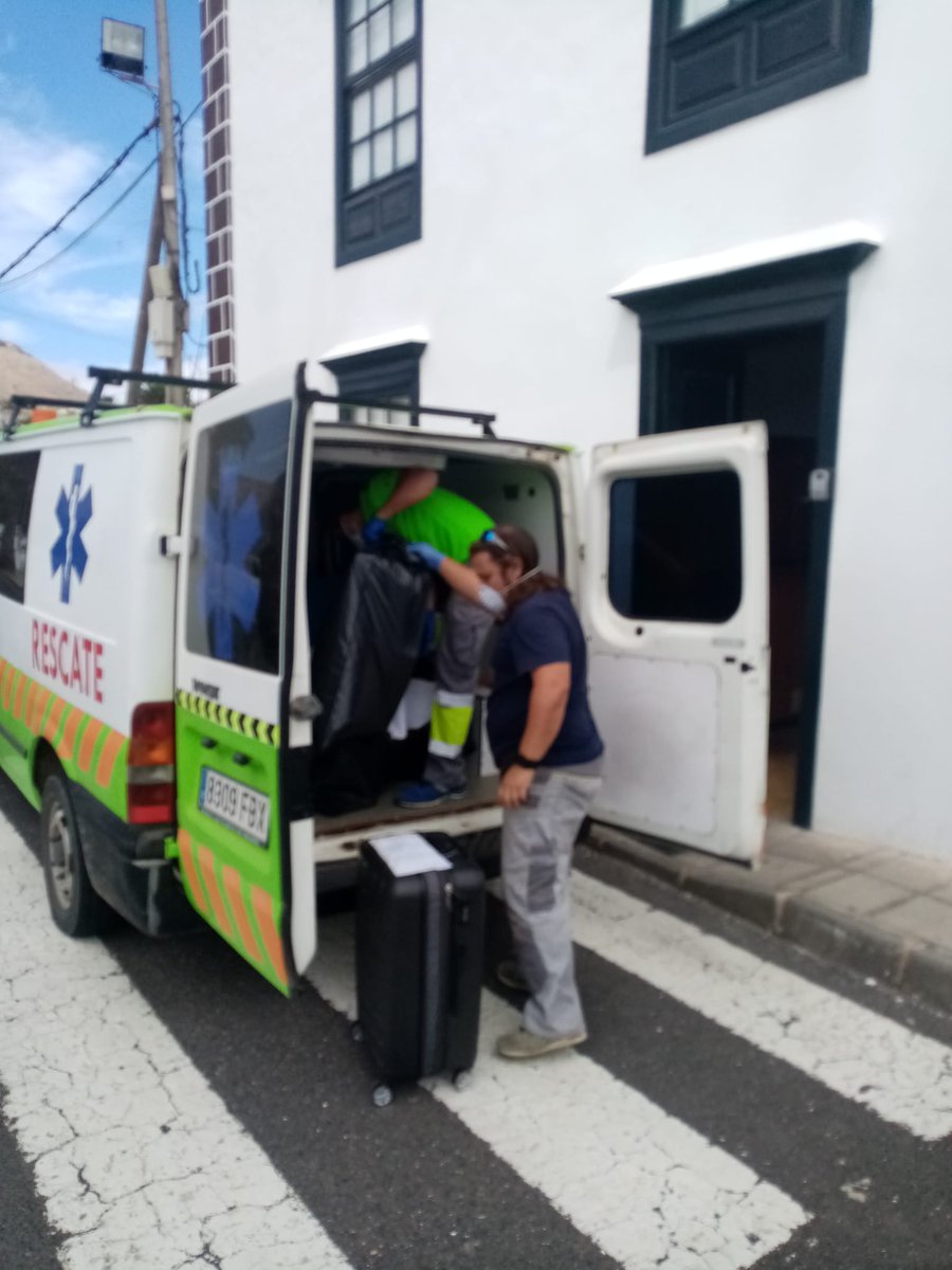 RENCanarias's tweet photo. En el día de ayer colaboramos en el traslado de todas las pertenencias de los alumnos de #LaGraciosa que estudian en #Haria, a sus hogares. #COVID19 #QuedateEnCasa #EsteVirusLoParamosUnidos https://t.co/jm8uvrZRZB