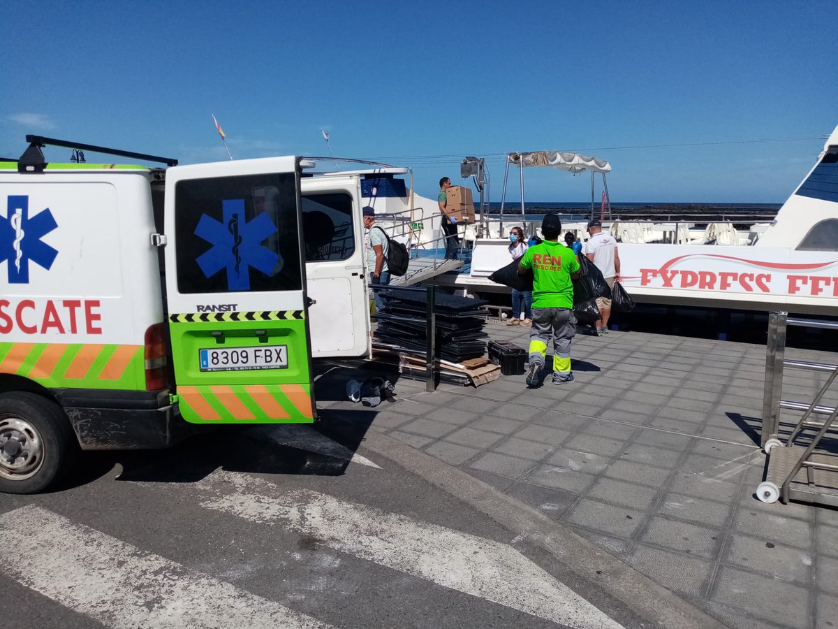 RENCanarias's tweet photo. En el día de ayer colaboramos en el traslado de todas las pertenencias de los alumnos de #LaGraciosa que estudian en #Haria, a sus hogares. #COVID19 #QuedateEnCasa #EsteVirusLoParamosUnidos https://t.co/jm8uvrZRZB