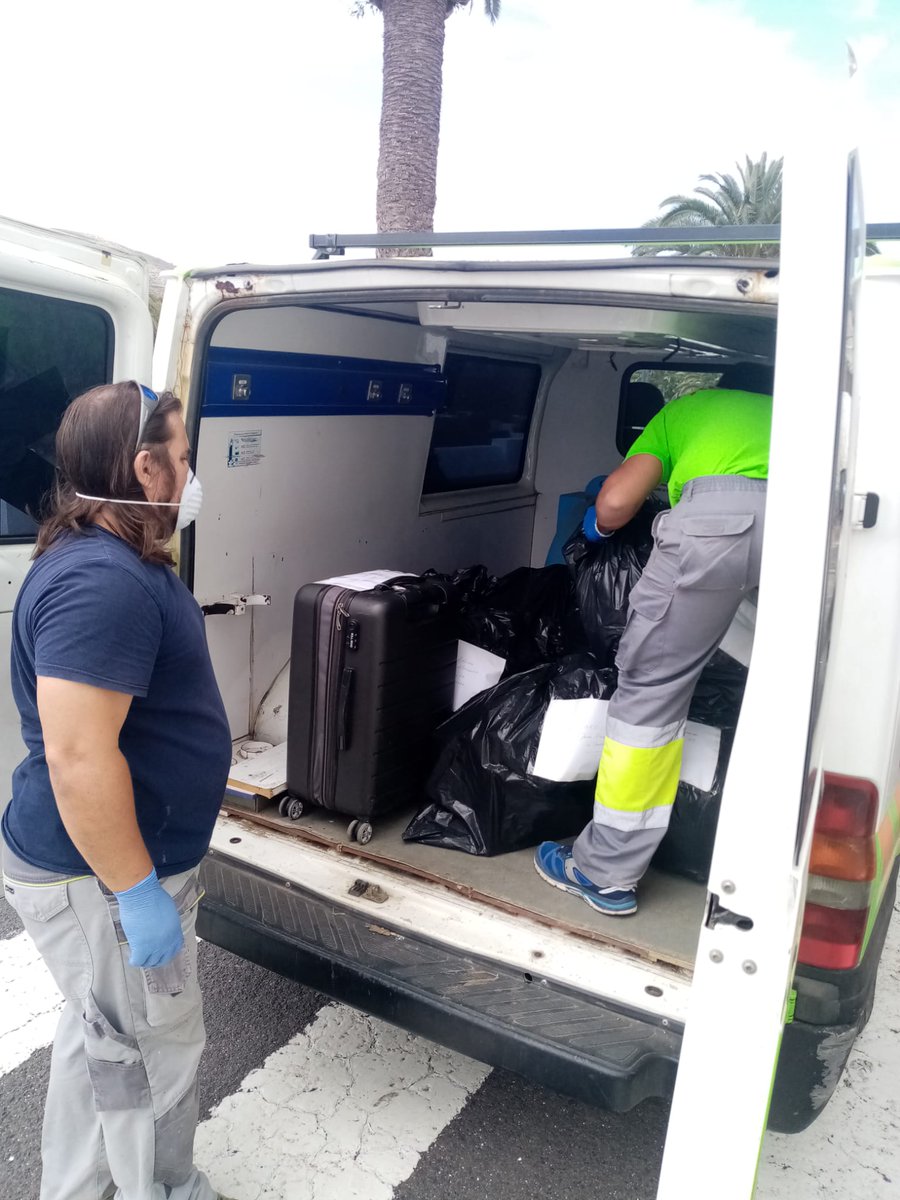 RENCanarias's tweet photo. En el día de ayer colaboramos en el traslado de todas las pertenencias de los alumnos de #LaGraciosa que estudian en #Haria, a sus hogares. #COVID19 #QuedateEnCasa #EsteVirusLoParamosUnidos https://t.co/jm8uvrZRZB