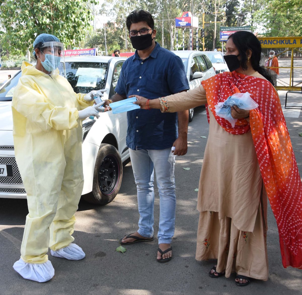 itvfoundation's tweet photo. iTV foundation in Chandigarh in association with Sanjay Chaubey, chairman of Shivanand Chaubey Memorial Charitable Trust and Saroj Chaubey, secretary of the institution, distributed masks and sanitizers to the police officers and healthcare workers.

@Inkhabar @NewsX https://t.co/fywmD2Hr5z