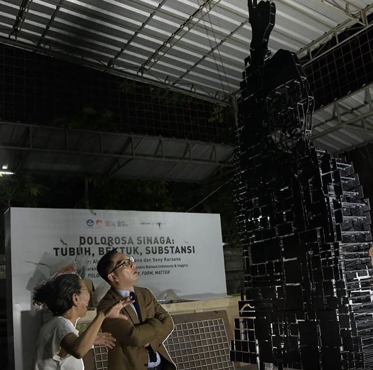 Alhamdulillah, Monumen Bung Karno di Ibukota Algiers di Aljazair sudah tegak berdiri di sebuah bundaran di perempatan jalan utama.

Monumen ini permintaan pribadi Gubernur Algiers, karenanya kehormatan ini kami respons dgn mendesain bersama seniman Ibu Dolorosa Sinaga.