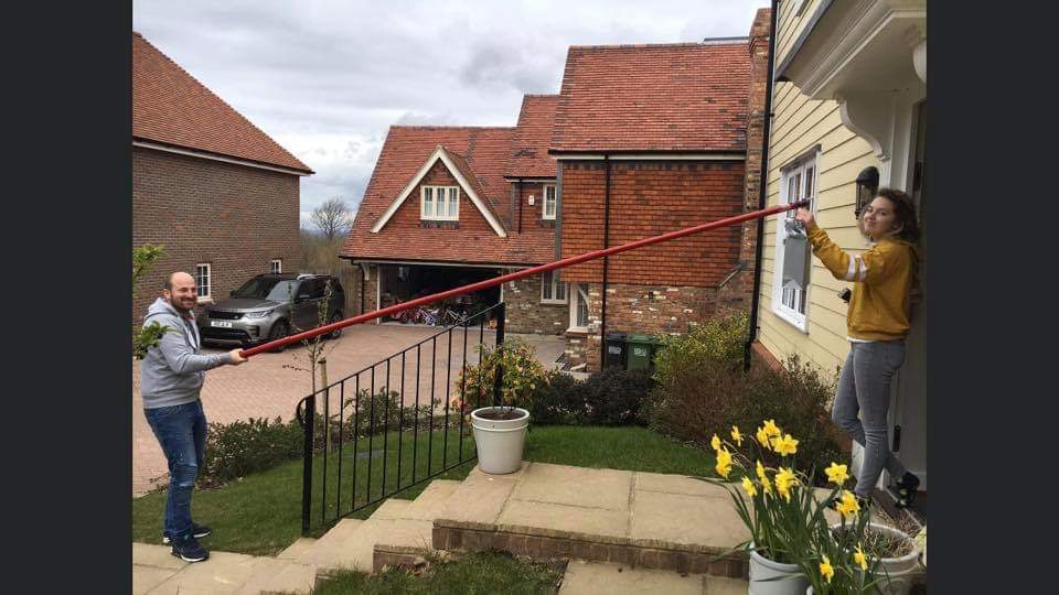 NoClimbProducts's tweet image. Something a bit different...our Solo access pole supporting social distancing whilst delivering to family! 

Thanks to Solo user, Joe O’Farrell for the photo.