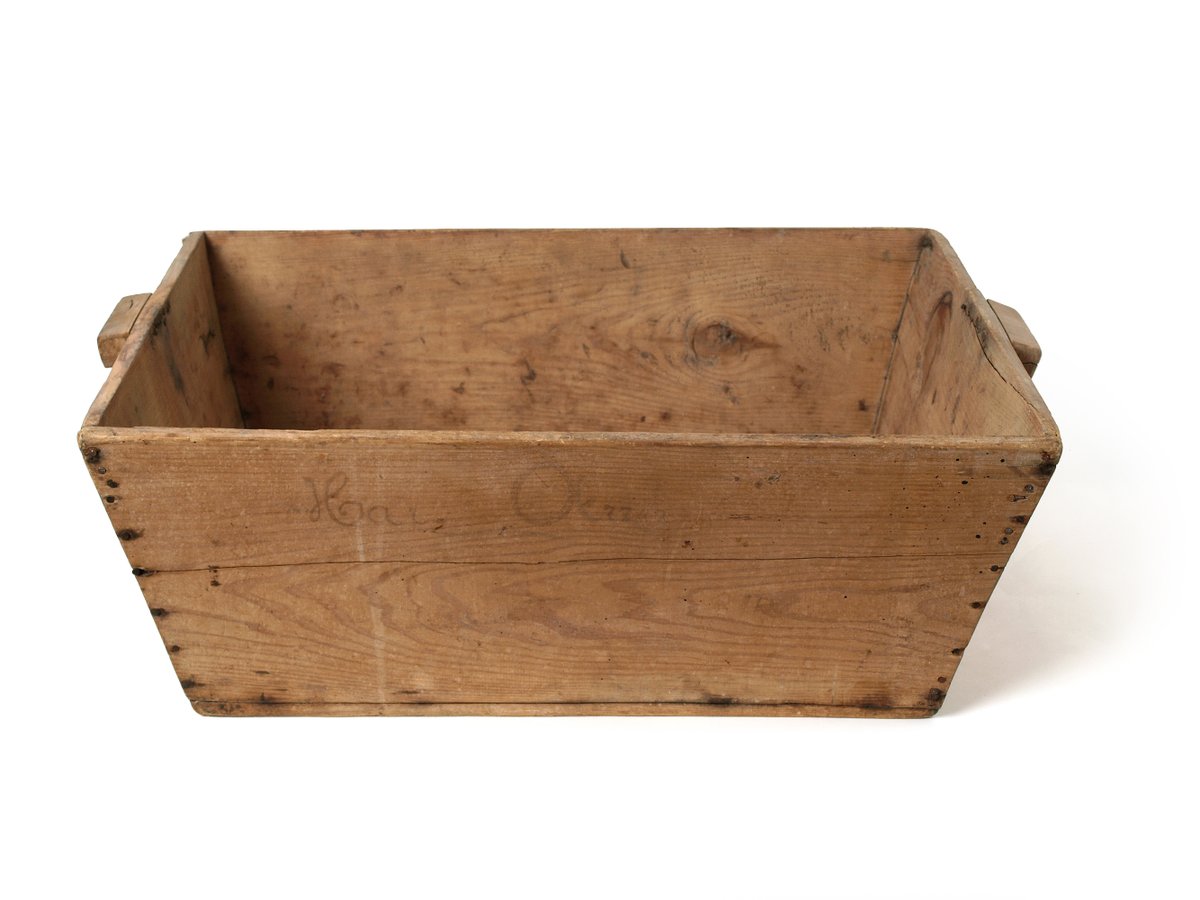 MuseuManacor's tweet photo. Què aixequi la mà qui no ha fet pa, galletes o coques aquests dies?  En aquesta pastera mesclaven la farina, aigua i llevat per fer pa.
Quan tenien la pasta feta feien el senyal de la creu amb el dit índex de la mà dreta mentre deien: En nom del Pare, del Fill i de l'Esperit Sant https://t.co/msnQ25Cofk