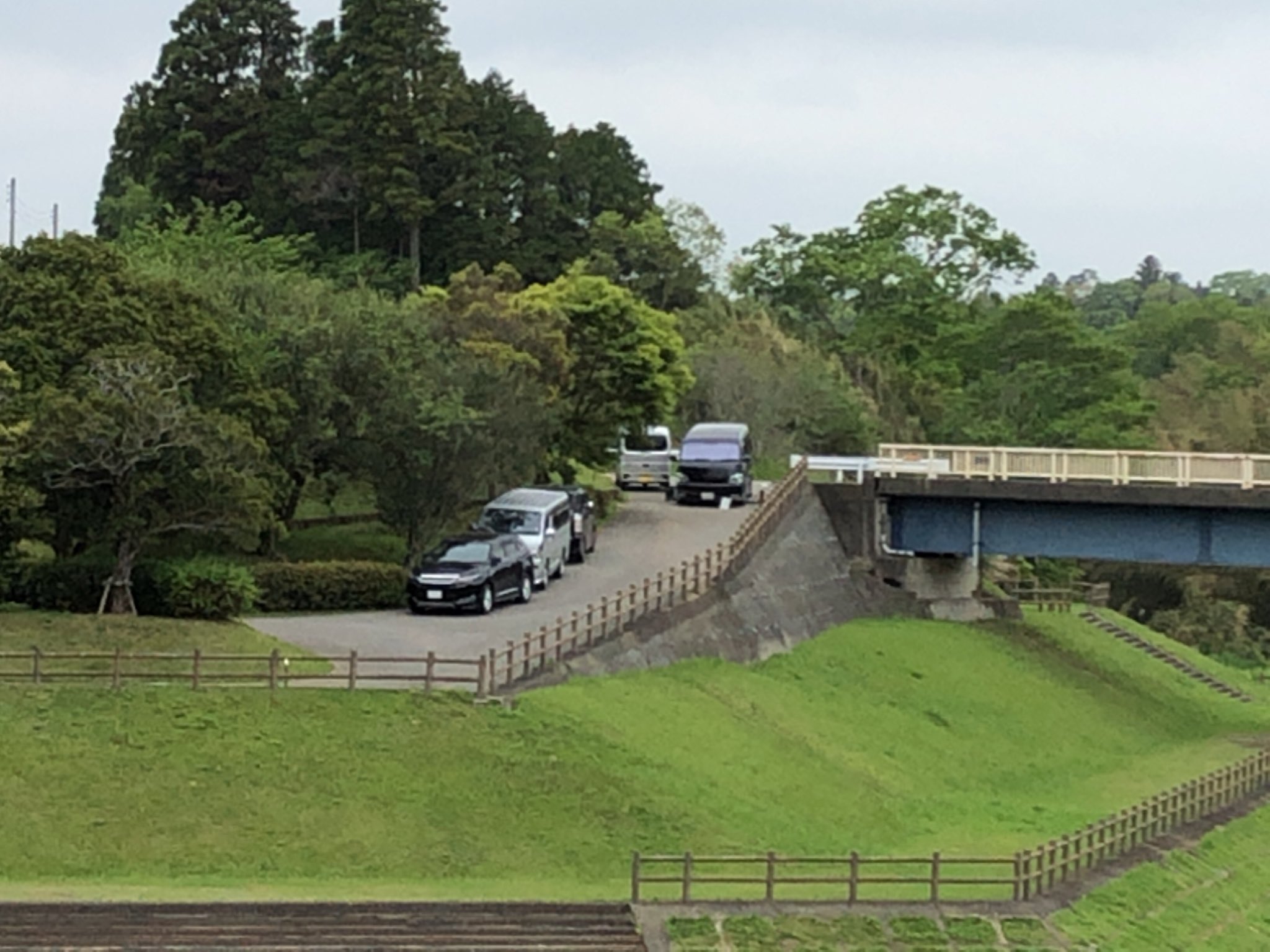 ゆきくん 釣り広場は封鎖ロープの内側にも車入ってる 高滝ダム 高滝 高滝湖 路上駐車 駐車場封鎖 ゆきくん 釣り広場は封鎖ロープの内側にも車入ってる 高滝ダム 高滝 高滝湖 路上駐車 駐車場封鎖