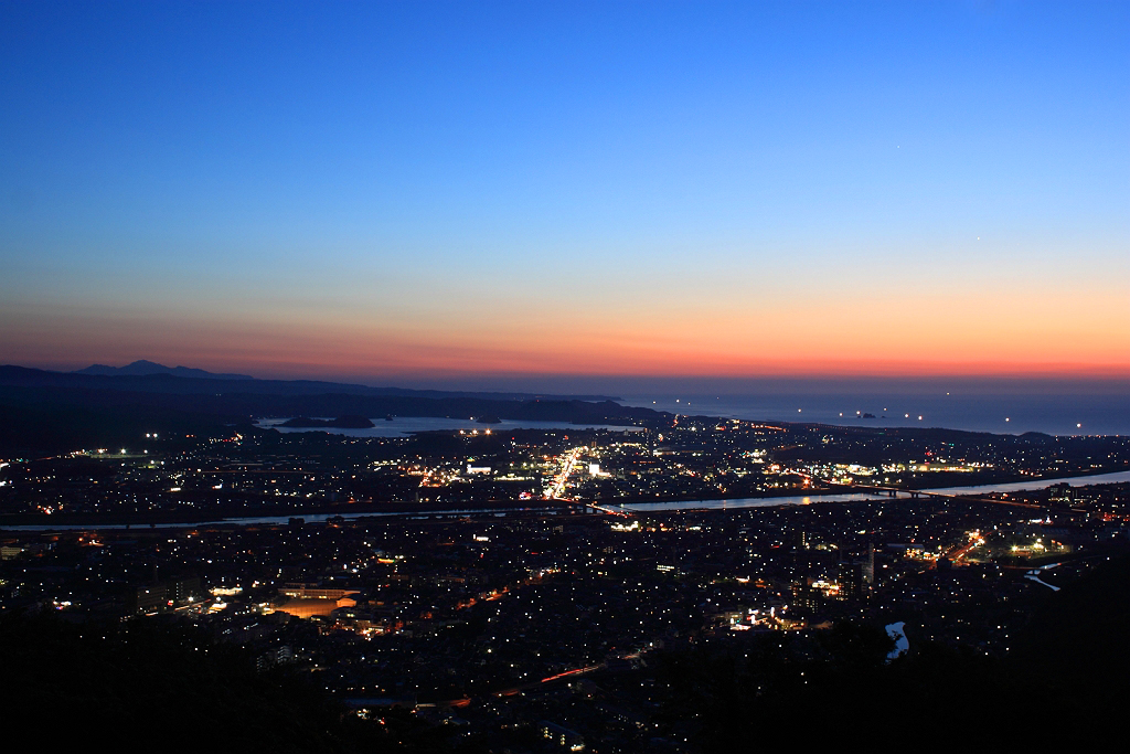夜景登山家 涼 鳥取市の久松山から千代川と伯耆大山を望むトワイライト夜景 おそらく山陰最大といえるほど迫力のある夜景を望むことができる T Co Mf0sqnflz1 夜景登山家 涼 鳥取市の久松山から千代川と伯耆大山を望むトワイライト夜景 おそらく山陰最大といえるほど迫力のある夜景を望むことができる T Co Mf0sqnflz1