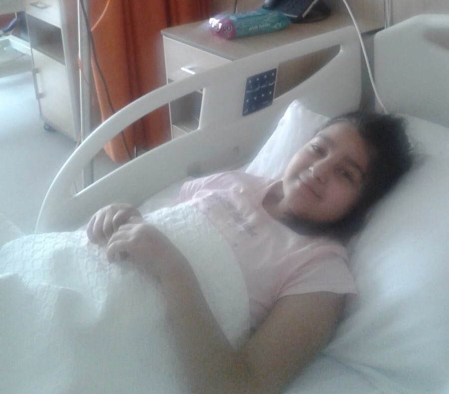 Şu korona günlerinde bir kızımızın hayatına daha dokunacağız.
Ayşe Nur! Yaş 11
2018 sağ bacak kanseri 
2020 sol kol
Ayaklarını kollarını kaybetmemesi için bu ameliyatlar şart.
Valilik izinli.
200 bin ₺
Haydi be canlarım!

Ayşe Nur İnak
İş Bankası
TR32 0006 4000 0018 1000 8255 93