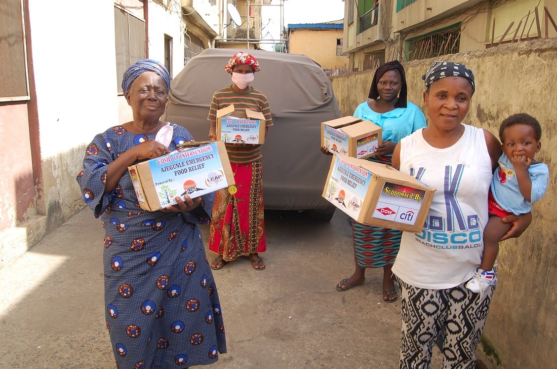 LEAPAfrica's tweet photo. No mask can hide the joy on the faces of these Ajegunle residents as they receive food relief packages. Citi @citi and Dow Chemical are partnering with our social innovators @dreamsfromtheslum to reach the underserved at a critical time like this. 
 #WeDeyTogether #TogetherWeCan https://t.co/lWQyJq3mU2