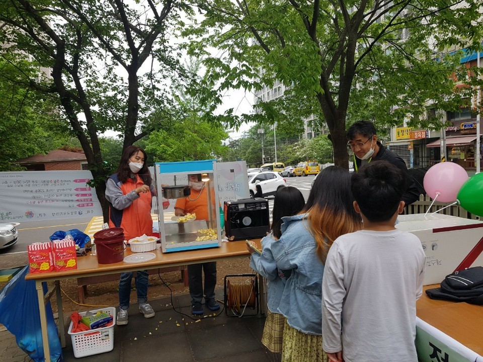 지난 5일, 창덕마을공동체 해봄에서 '감사day~ 고맙day~' 행사가 인기리에 진행되었습니다.
행사는 코로나19로 인해 손소독제를 준비하고 사회적 거리두기 실천으로 번호 순서대로 진행되었으며, 아이들이 천천히 작품을 만드는 모습이 무척 즐거워 보였습니다.

*학생기자단 김동윤 학생 제보