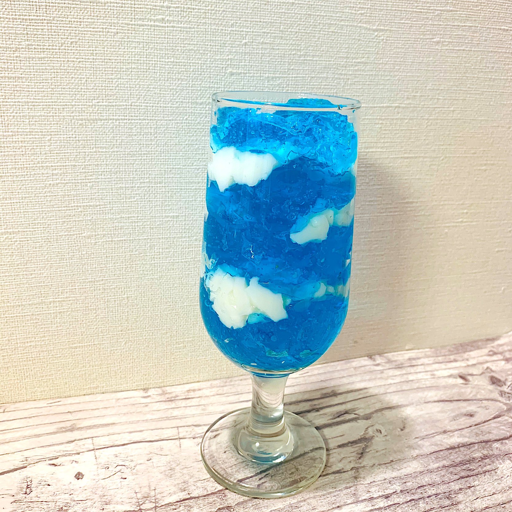 あお 娘が作ったおやつ 青空ゼリー 青い空にモクモク雲 夏になったらこんな綺麗な青空に入道雲なるんだろうなぁ 青空ゼリー T Co Ftsdpmaahe Twitter