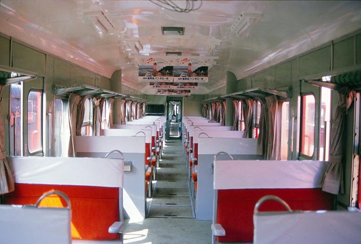 hide885885's tweet photo. 本日も1980年代の　#島原鉄道

キハ20劇的ビフォーアフターで
国鉄中古の改装前
改装中
島鉄仕様の完成の3点です
車内は新車並みにピカピカで、カーテン取り付け、冷房改造も併せて行われ���した。
丁度数両同時進行だったので一度に撮影できました。
（既に全車引退済） https://t.co/6TQJrvXnip