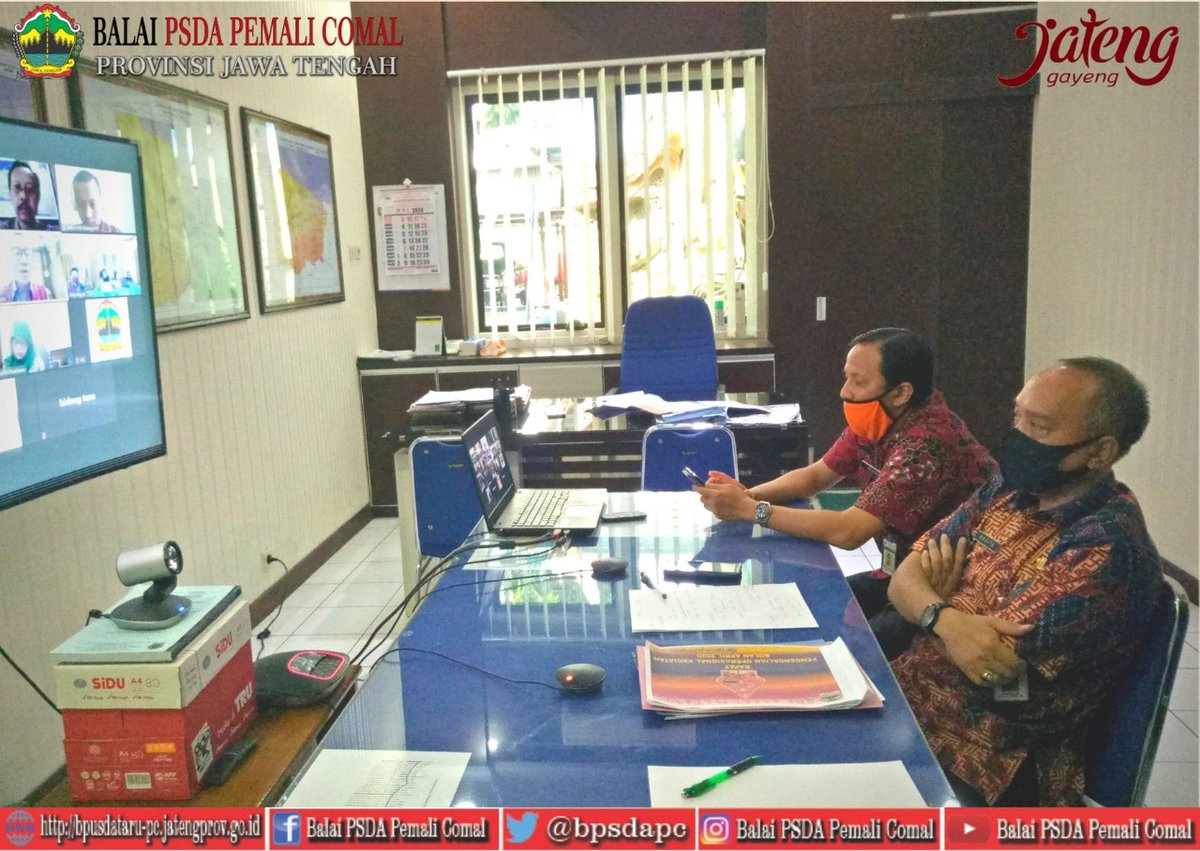 bpsdapc's tweet photo. (06/05) Kepala @bpsdapc (@erdete66) bersama Kasie OP, Kasie Dalguna &amp; Kasubbag TU ikut serta dlm rapat Monev dan Pengendalian Keg TA.2020 - April 2020 oleh @dpusdatarujtg melalui vidcon dipimpin oleh Kepala Dinas (@ekoyunianto1055) &amp; jajarannya serta pejabat Balai PSDA se-Jateng. https://t.co/8IhSrKh1dD