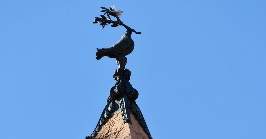 Turismoromaweb's tweet image. The Pamphili family used to consider piazza Navona a sort of atrium of their palace, as evidenced by the dove with the olive branch in its beak, their heraldic symbol, which overlooks the obelisk of the Four Rivers fountain.

📸 IG: resoccultae 

@Sovrintendenza #Istayhome