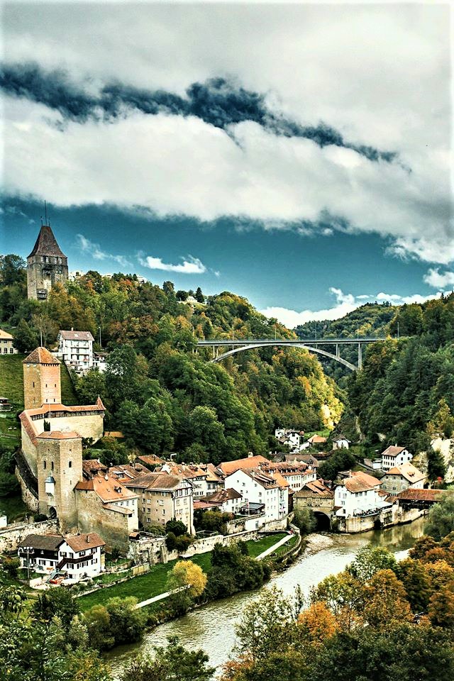 fieggentrio's tweet photo. Friborg - Switzerland https://t.co/wFg2WwlOLy

Friborg is the capital of the eponymous Swiss canton of Friborg.
Located in the Sarine district on the Franco-German language border....

#Friborg #Freiburg #Switzerland #Zwitserland #travel #tourism #city #Suisse #Schweiz #Suiza https://t.co/YigGoamE4v