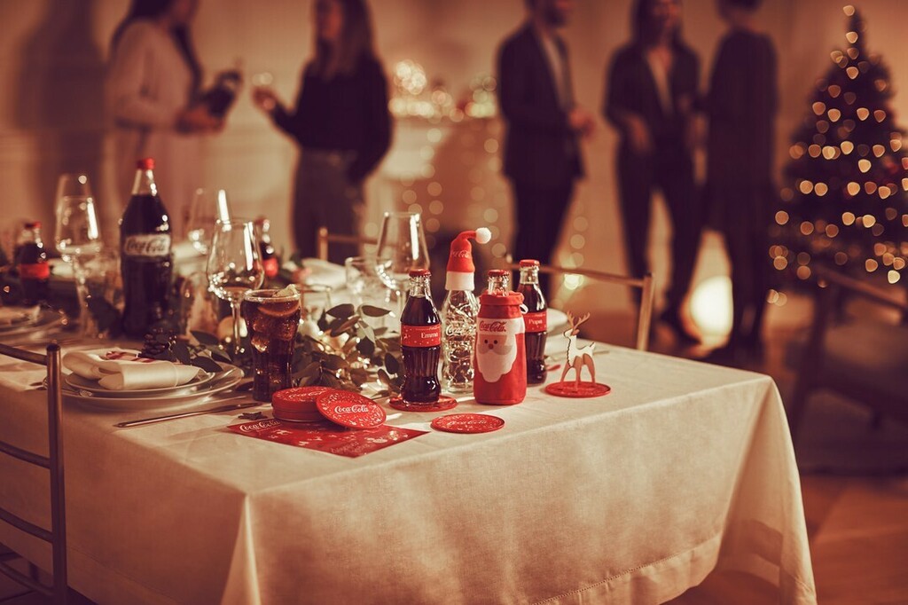 35milimetre's tweet photo. #CocaCola #Christmas #Editorial #France #Paris #2019 #home #party #friends #advertisement #color #colortoning #photographer @gregoryboussac #stylist @dianoucadou #stilllife #product #drink #coke https://t.co/f5Jj98gS7D https://t.co/EBhdciHwxP