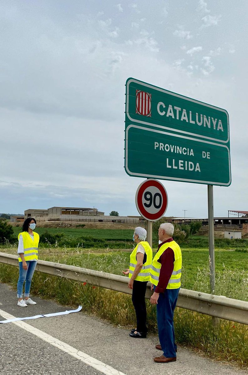 SEGREcom's tweet photo. Uns pares i la seua filla, al límit entre Almacelles i Altorricó, a Osca.

Els municipis que viuen als límits entre Lleida i Osca o Girona reivindiquen continuar travessant la frontera malgrat el confinament: https://t.co/YNLhGCaUUi https://t.co/OwgiI11Hhd