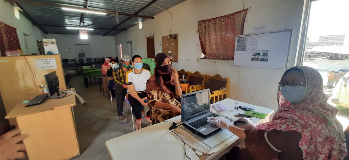 nileshingle7276's tweet photo. @CscAkola @CSCMaharashtra CSC VLE Nilofar Nazz from Balapur, Akola doing student registration for CSC Olympiad and also provide baking services using DIGIPAY to their village citizens during lockdown with all precautions as per guidelines.👍👍
#CSC #DigitalIndia https://t.co/lG7VFUt2Rs