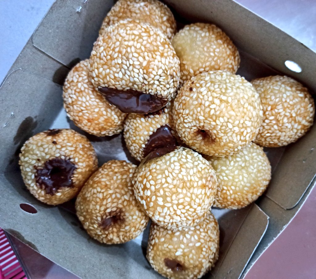 <a href="/arieparikesit/">#KelanaRasa</a> Utk mbatalinnya dapet kiriman onde-onde MbokBagi dari mas <a href="/affikhresna/">Affi Khresna</a> plus teh anget. 
Makan besarnya ada kwetiaw goreng + capcay depot AD.