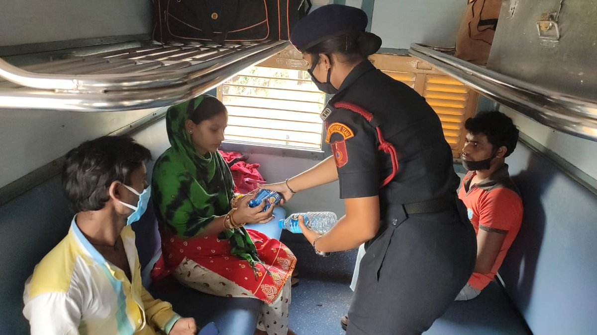 KarCivilDefence's tweet photo. *Covid-19 operations/ Bangalore/ 5th May 2020*:
Labour department &amp; Civil Defence QRT (Blue Uniform) along with Whitefield Division Police coordinated smooth transit of 1200 migrants leaving by train to various districtsof Uttarpradesh, we tried contactless service,

1/2 https://t.co/EPqM3ntLXG