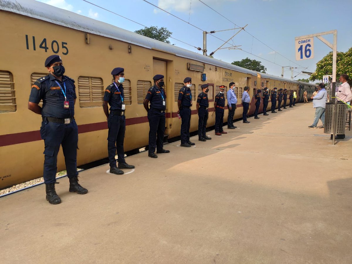 KarCivilDefence's tweet photo. *Covid-19 operations/ Bangalore/ 5th May 2020*:
Labour department &amp; Civil Defence QRT (Blue Uniform) along with Whitefield Division Police coordinated smooth transit of 1200 migrants leaving by train to various districtsof Uttarpradesh, we tried contactless service,

1/2 https://t.co/EPqM3ntLXG