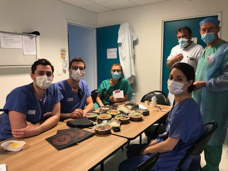 EmmanuelTaib's tweet photo. L'ensemble de l'équipe Côté Sushi est ravie de pouvoir aider nos héros de tous les jours en livrant quotidiennement des dizaines de plats aux hôpitaux.  On ne leur dira jamais assez : MERCI. 

#COVID19 
#merciauxsoignants https://t.co/uUE14Dz62p
