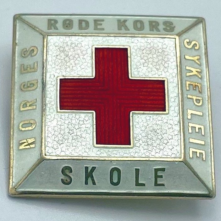 En liten gäst från #Norge Norges Røde Kors Sykepleie Skole #Broschmuseet #Omvårdnad #Brosch <a href="/norsksykepleier/">Norsk Sykepleierforbund</a> <a href="/Swenurse_Kansli/">swenurse</a> <a href="/RodaKorset/">Svenska Röda Korset</a>