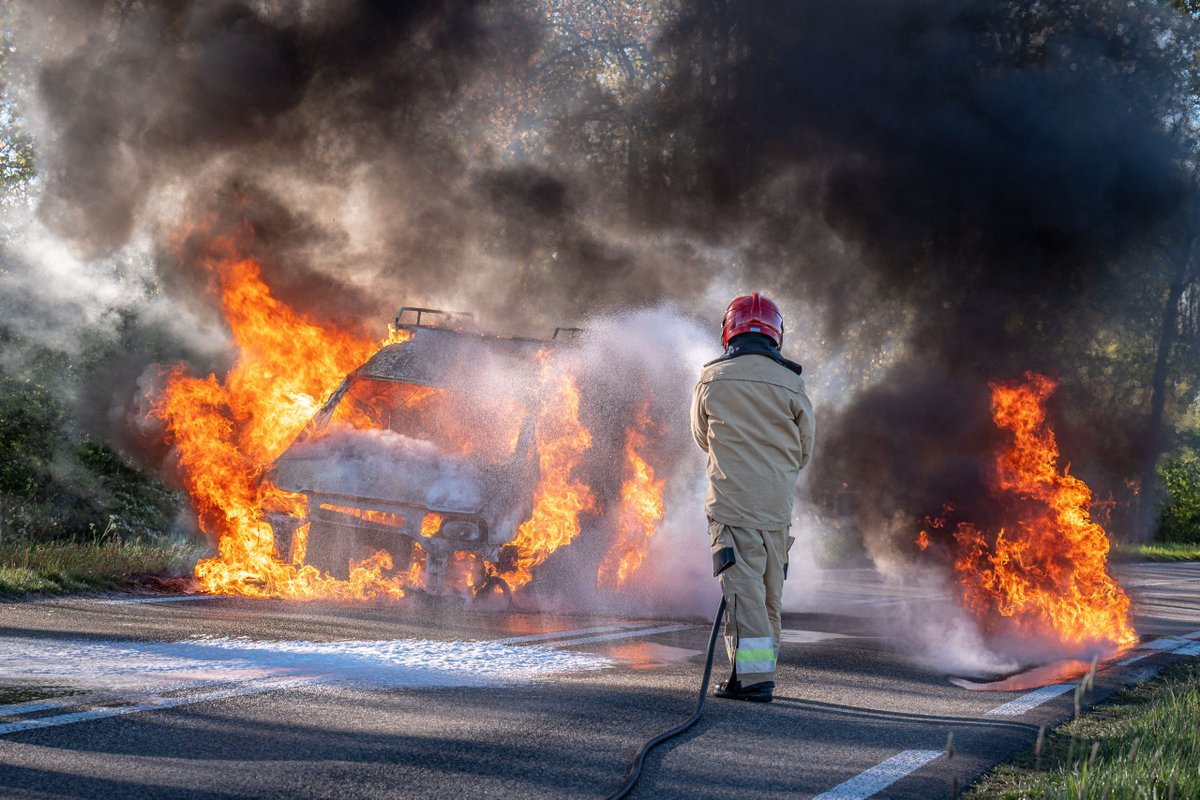 Bestelbus door brand verwoest -..