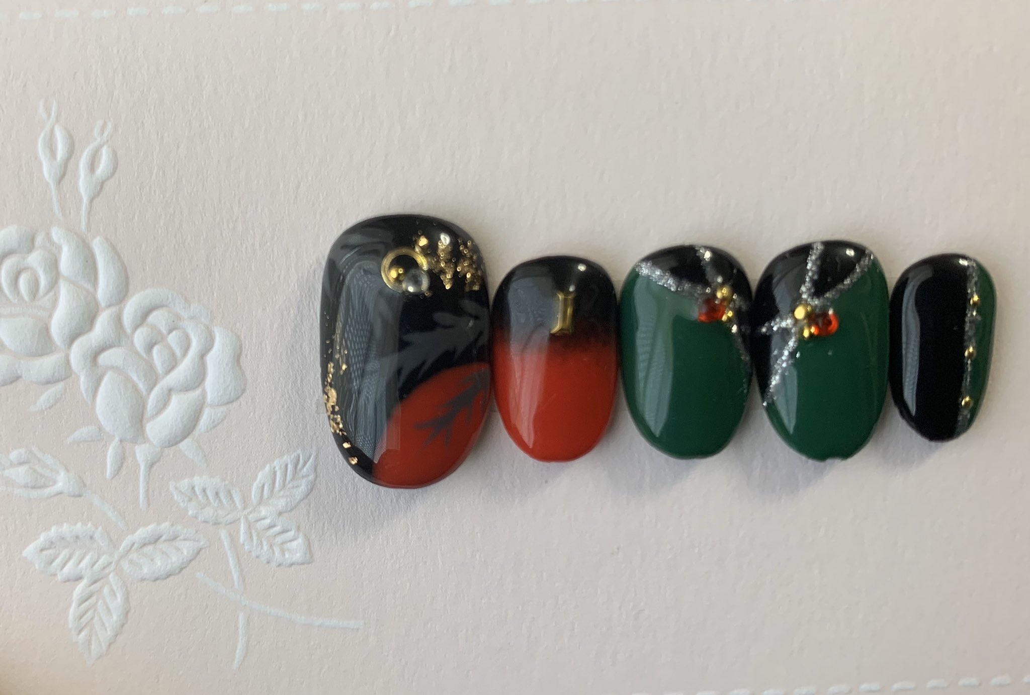 ひより ゴールデンウィーク第3弾 豊前江イメージです 親指の軽装風デザイン強すぎたけどこれはこれで豊前さんぽくていいかな 緑はカラーいろいろ混ぜました とうらぶキャラは全く同じ色の子あんまりいませんね 刀剣乱舞ネイル セルフジェル