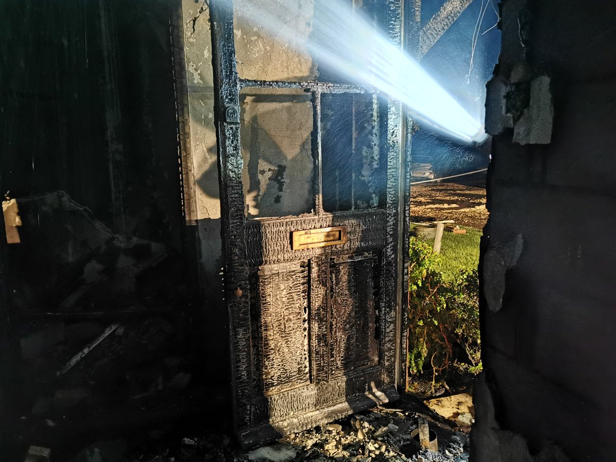 Tadley12's tweet photo. #Belllsdown 21:01 - MP10 property fire, Woolton Hill. @Hants_fire and @RBFRSofficial crews tackled a complex incident involving two properties. https://t.co/36H6JvIGZQ