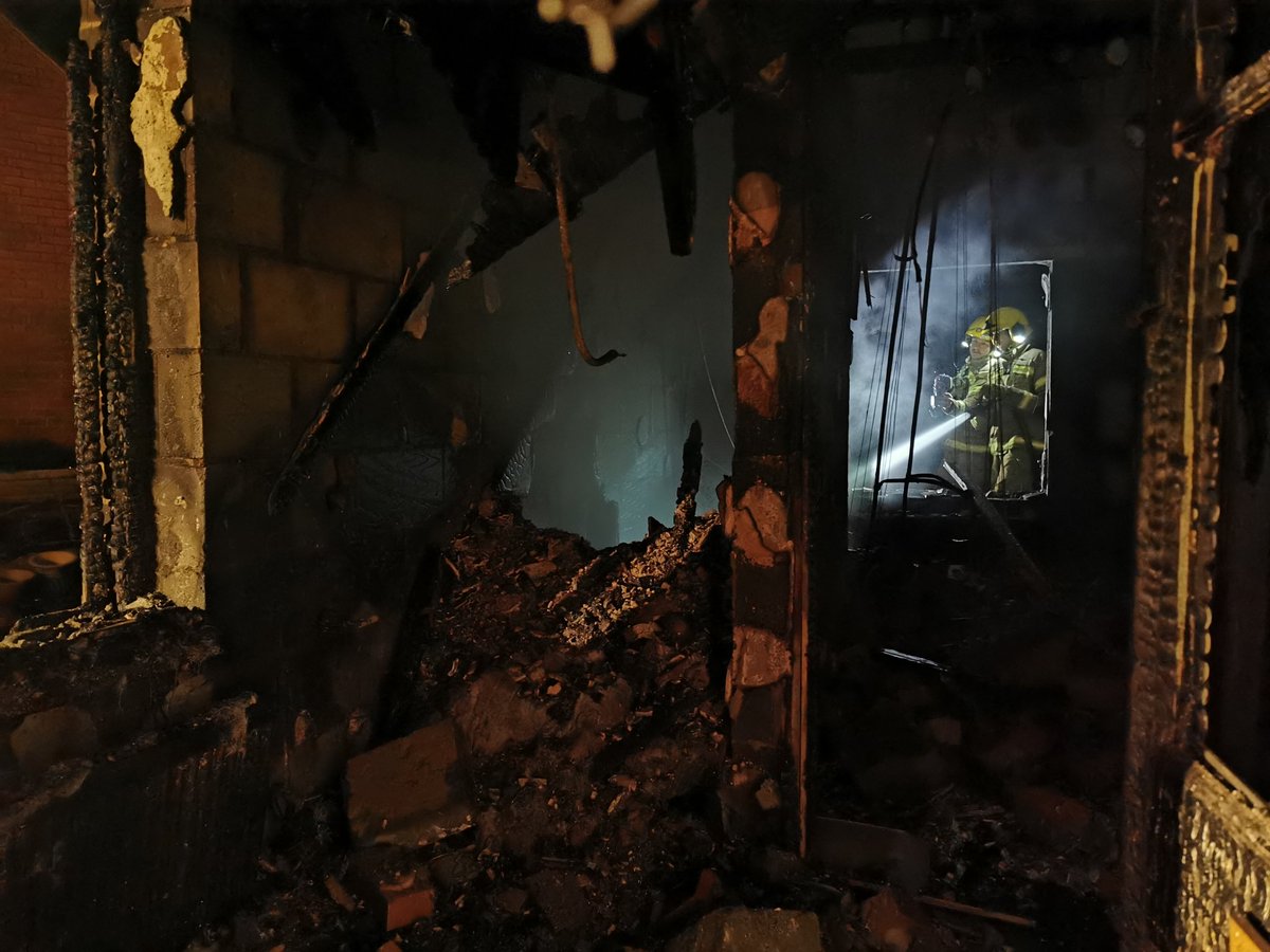 Tadley12's tweet photo. #Belllsdown 21:01 - MP10 property fire, Woolton Hill. @Hants_fire and @RBFRSofficial crews tackled a complex incident involving two properties. https://t.co/36H6JvIGZQ
