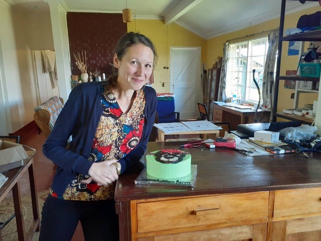 UofGSBOHVM's tweet photo. Congratulations to @RebeccaBodenham who had a successful zoom #viva yesterday - managing to complete her PhD from the edge of the Ngorongoro crater in #Tanzania 

Well done to her colleagues in Tanzania for the fabulous Brucella positive goat cake! 🍰🐐#bakeyourspecies https://t.co/DSeyvuUFMG