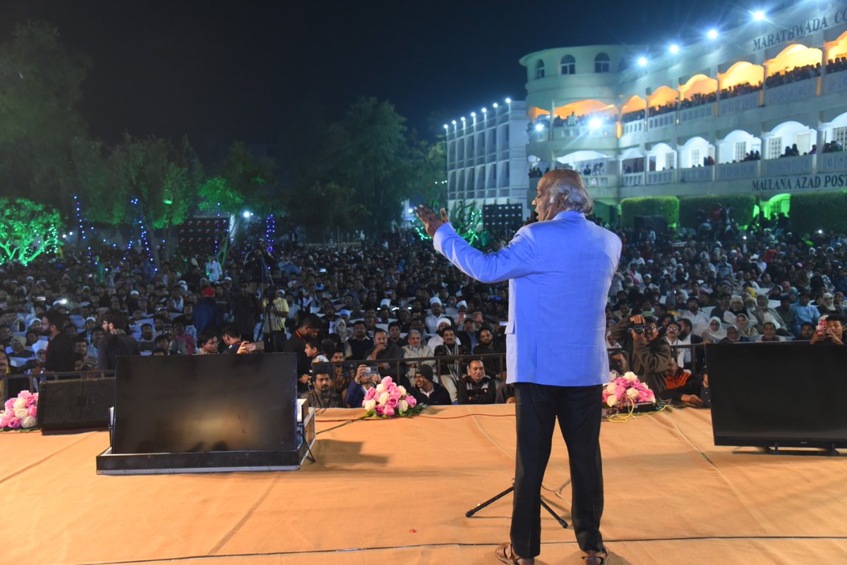 rahatindori's tweet photo. साँ���ें हैं, हवादिस हैं, मोहब्बत है, वफ़ा है....
ये फैसला मुश्किल है के हम किसके लिए हैं.....

गुस्ताख़ ना समझो तो मुझे इतना बता दो, 
अपनों पे सितम हैं तो करम किसके लिए हैं.... https://t.co/CDFKYOQx2c