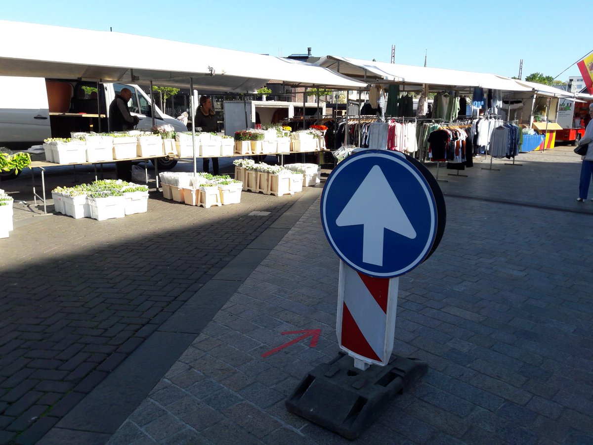Het is wel even wennen, éénrichting op de #markt van #hilversum. Duidelijk borden geven de looprichting aan. Altijd spannend of het ook werkt. Geniet van de mooie dag ...