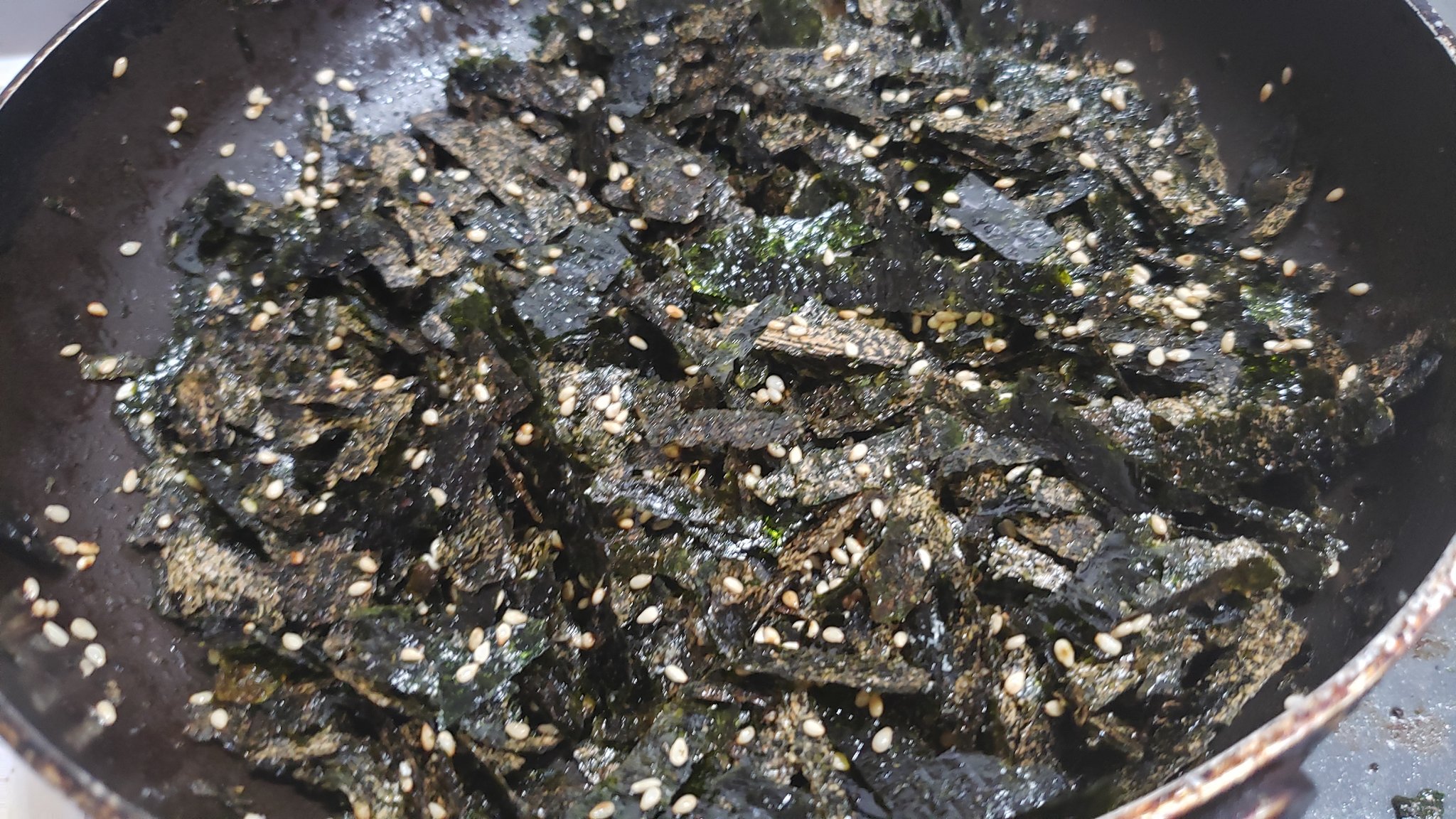 リュウジ 料理のおにいさんバズレシピ どうしても余って湿気ってしまう海苔を救済できる無限に米が食えるふりかけ出来ました 無限ふりかけ海苔 フライパンにゴマ油大2を熱し もみ海苔10gを入れ炒める 塩小1 3 味の素6振り 白ごま大1入れ炒め完成 リュウジ 料理のおにいさんバズレシピ どうしても余って湿気ってしまう海苔を救済できる無限に米が食えるふりかけ出来ました 無限ふりかけ海苔 フライパンにゴマ油大2を熱し もみ海苔10gを入れ炒める 塩小1 3 味の素6振り 白ごま大1入れ炒め完成