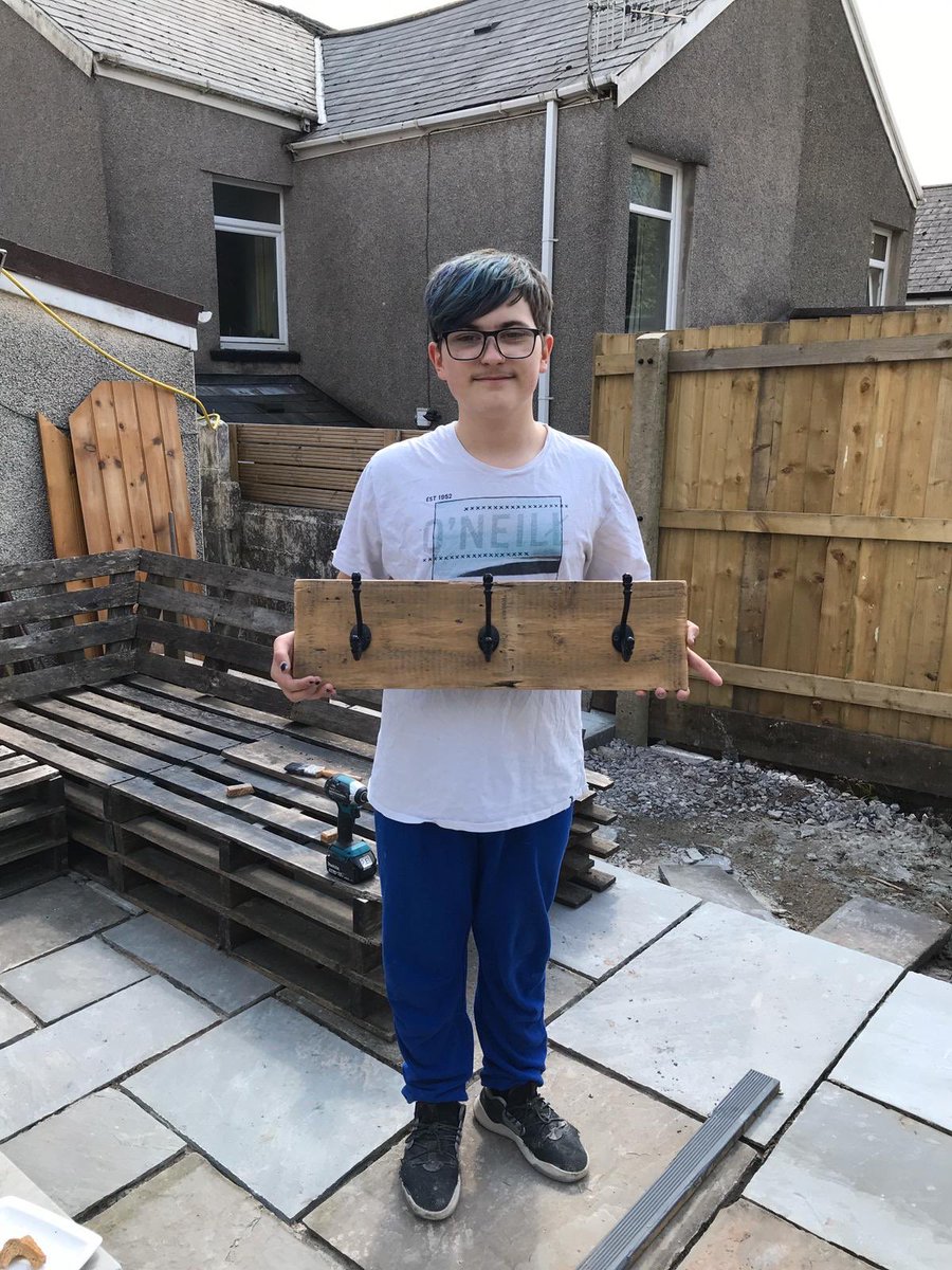RhiannonEdward8's tweet photo. Rylee edwards enjoying doing wood work making a coat hanger for his bedroom @MaestegSchool https://t.co/ujvI5K0z2D