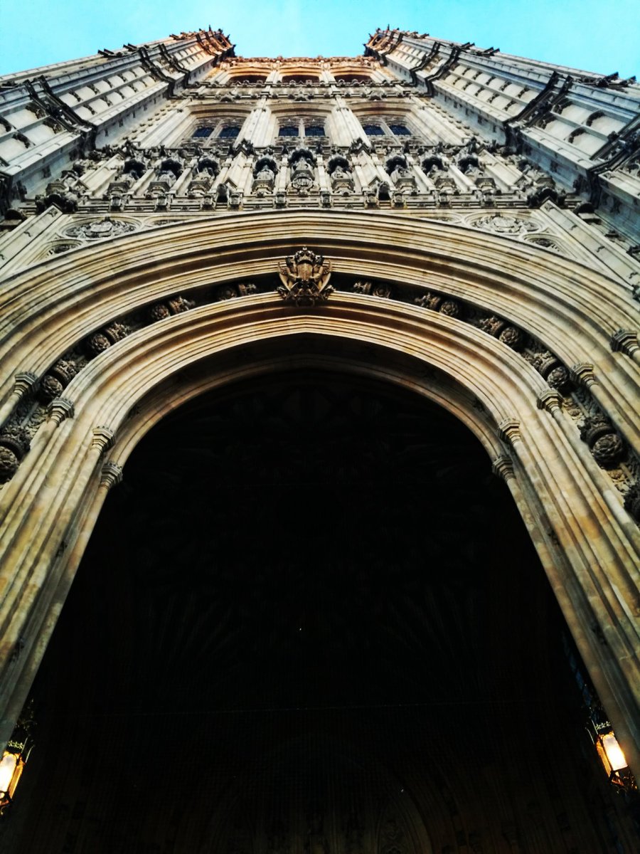 Norro1975's tweet photo. Westminster, London.
Mother's Day 2017.
Paying our respects after the awful terrorist attacks.
@Astrid_Tontson
#photography
#phonephotography
#london #city #standuptoterror https://t.co/cBZ6pEbhAM