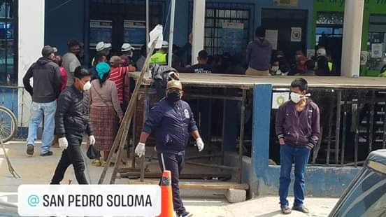 NoticieroGT's tweet photo. #Soloma
Vendedores inconformes se manifiestan por lugares de feria.
La autoridad solomera habria entregado lugares para fiesteros de soloma pero se mostraron inconformes de sus lugares aglomerandose en la municipalidad de ese municipio. https://t.co/8nsRnssF48