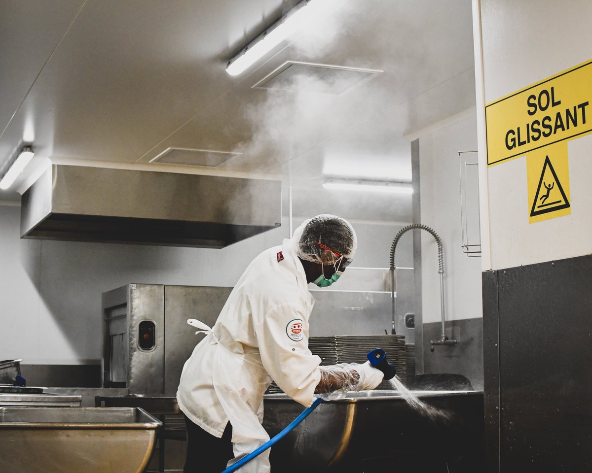 🍴Dans la continuité des actions de solidarité engagées par la Ville de Marseille, la cuisine centrale de Sodexo a rouvert, à la demande du Maire, depuis le 29 avril.
Des milliers de repas sont ainsi distribués quotidiennement aux personnes démunies et aux familles précaires.