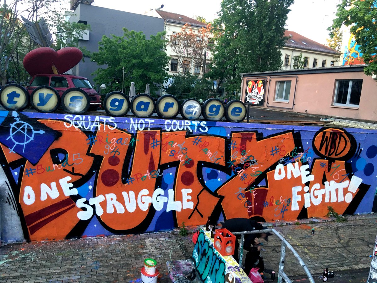 Heute schon in der #Neustadt gewesen? Eine ganze Wand wurde fürs #Putzi & viele andere bereits geräumte oder bedrohte Projekte gemalt. Egal wo, es ist der gleiche Kampf für eine Gesellschaft von unten! #squatsnotcourts #ddbesetzen #keinhausweniger #squatsallerländerverteidigteuch