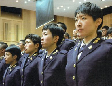 自衛隊熊本地方協力本部 公式 女性自衛官といえばボーイッシュな女性をイメージしませんか 入隊直後の教育中 皆 髪型はベリーショートですが 教育が終わると好きな長さにしています 勤務中はネット等で一つにまとめればok 同期 女 が昔